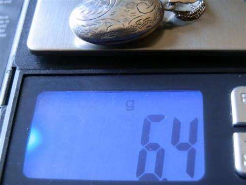 Marvelous solid sterling silver locket necklace - weight 6.4 g.