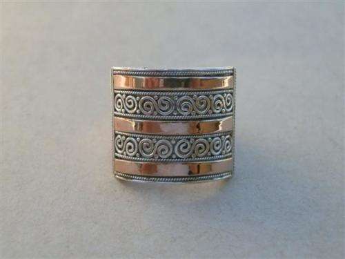Stunning solid 18 ct rose gold and sterling silver fancy ring - weight 7.7 g.