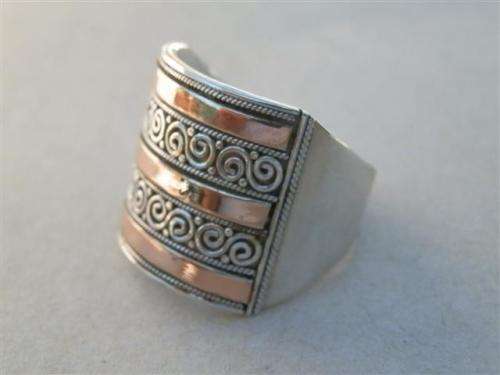 Stunning solid 18 ct rose gold and sterling silver fancy ring - weight 7.7 g.