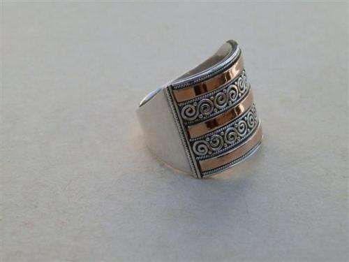 Stunning solid 18 ct rose gold and sterling silver fancy ring - weight 7.7 g.