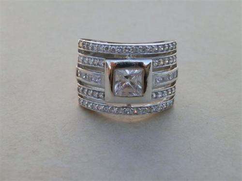 Fabulous solid sterling silver ring - weight 9.9 g.