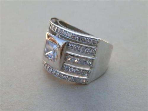 Fabulous solid sterling silver ring - weight 9.9 g.