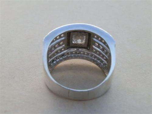 Fabulous solid sterling silver ring - weight 9.9 g.