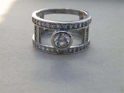 Stunning solid sterling silver ring - weight 4.8 g.