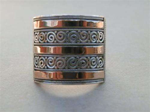 Stunning solid 18 ct rose gold and sterling silver fancy ring - weight 7.7 g.