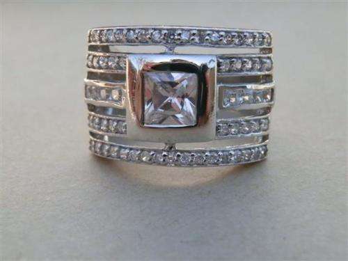 Fabulous solid sterling silver ring - weight 9.9 g.