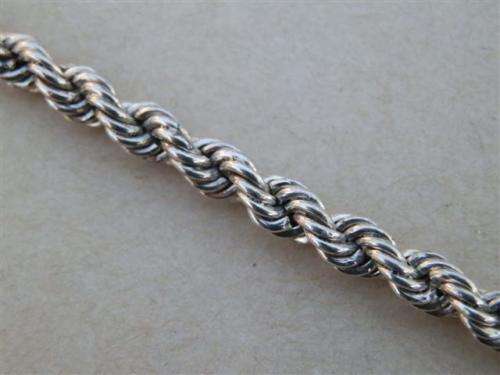 Gorgeous solid sterling silver bracelet with charm - weight 6.2 g.
