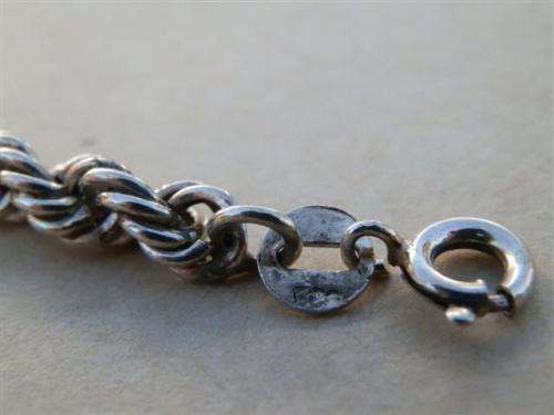 Gorgeous solid sterling silver bracelet with charm - weight 6.2 g.