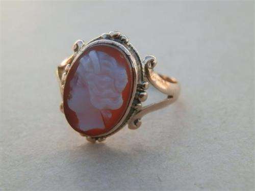 Exquisite vintage solid 9 ct gold cameo ring - weight 2.7 g.