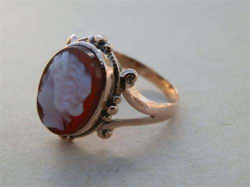Exquisite vintage solid 9 ct gold cameo ring - weight 2.7 g.