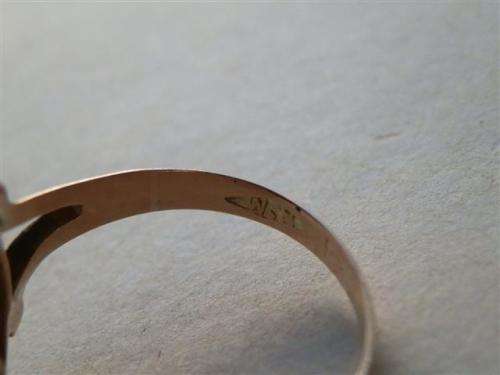 Exquisite vintage solid 9 ct gold cameo ring - weight 2.7 g.