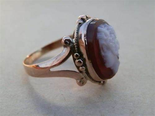 Exquisite vintage solid 9 ct gold cameo ring - weight 2.7 g.