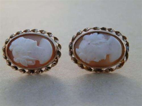 Astonishing vintage solid 9 ct gold cameo earrings - weight 3.8 g.