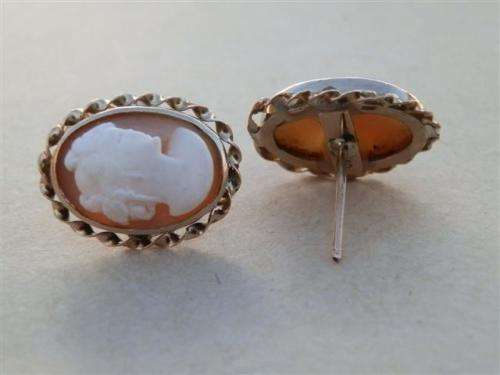 Astonishing vintage solid 9 ct gold cameo earrings - weight 3.8 g.