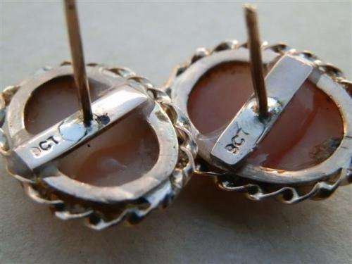 Astonishing vintage solid 9 ct gold cameo earrings - weight 3.8 g.