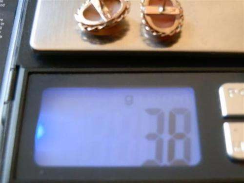 Astonishing vintage solid 9 ct gold cameo earrings - weight 3.8 g.