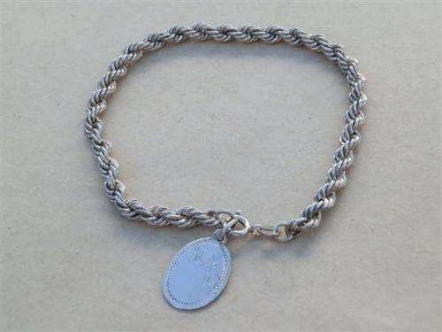 Gorgeous solid sterling silver bracelet with charm - weight 6.2 g.