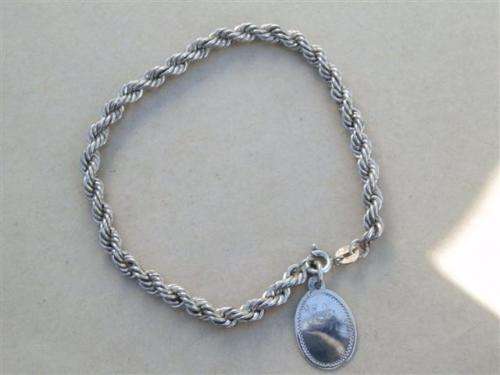Gorgeous solid sterling silver bracelet with charm - weight 6.2 g.