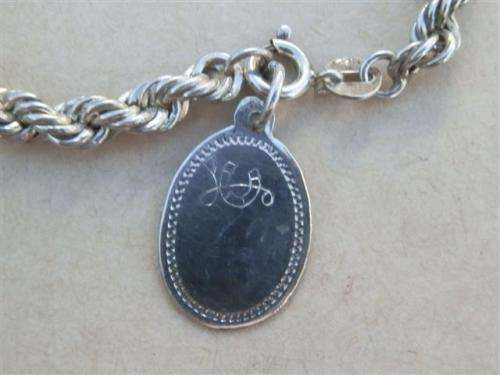 Gorgeous solid sterling silver bracelet with charm - weight 6.2 g.
