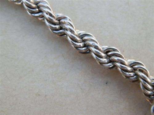 Gorgeous solid sterling silver bracelet with charm - weight 6.2 g.