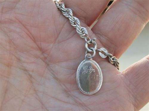 Gorgeous solid sterling silver bracelet with charm - weight 6.2 g.