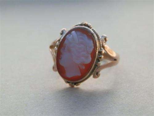 Exquisite vintage solid 9 ct gold cameo ring - weight 2.7 g.