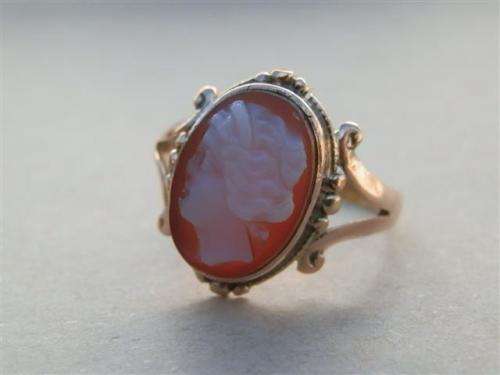 Exquisite vintage solid 9 ct gold cameo ring - weight 2.7 g.