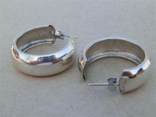 Charming solid sterling silver hoop earrings - weight 5.8 g.
