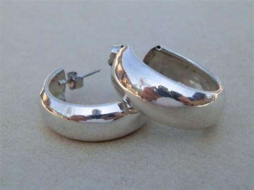 Charming solid sterling silver hoop earrings - weight 5.8 g.