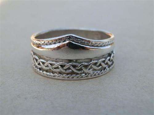 Awesome solid sterling silver fancy ring - weight 4.2 g.