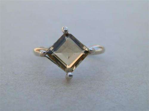 Smashing solid sterling silver topaz ring - weight 2.3 g.