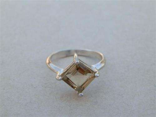 Smashing solid sterling silver topaz ring - weight 2.3 g.