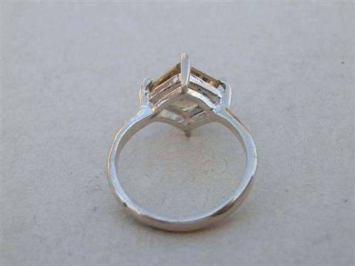 Smashing solid sterling silver topaz ring - weight 2.3 g.