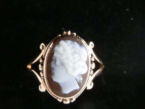 Exquisite vintage solid 9 ct gold cameo ring - weight 2.7 g.
