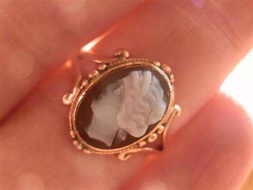 Exquisite vintage solid 9 ct gold cameo ring - weight 2.7 g.