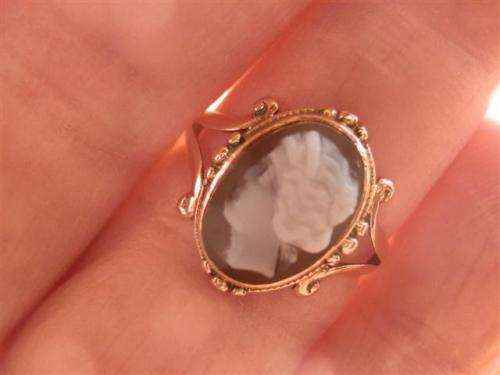Exquisite vintage solid 9 ct gold cameo ring - weight 2.7 g.