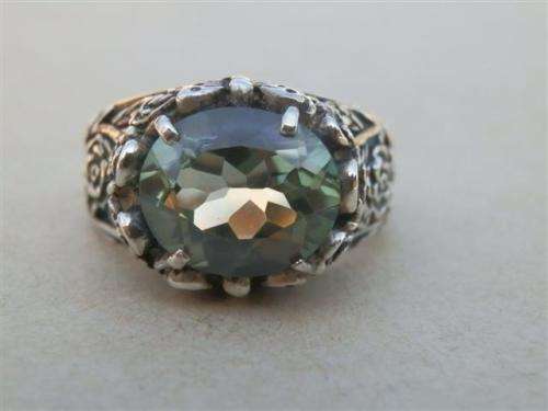 Exquisite solid sterling silver green amethyst ring - weight 10.78 g.