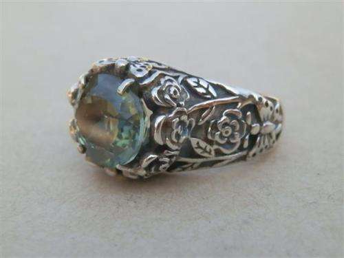 Exquisite solid sterling silver green amethyst ring - weight 10.78 g.