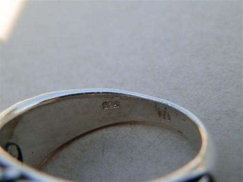 Exquisite solid sterling silver green amethyst ring - weight 10.78 g.