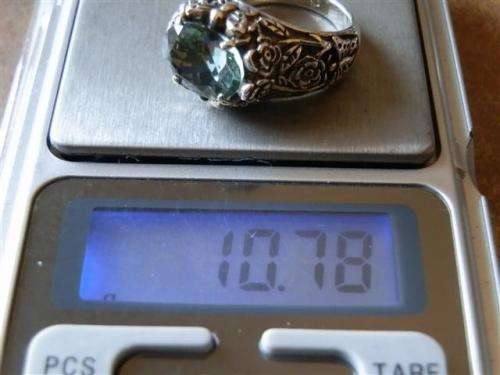 Exquisite solid sterling silver green amethyst ring - weight 10.78 g.