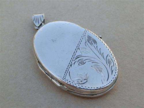 Exquisite vintage solid sterling silver oval locket pendant -  weight 7.16 g. g.