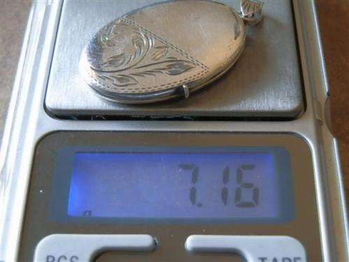 Exquisite vintage solid sterling silver oval locket pendant -  weight 7.16 g. g.