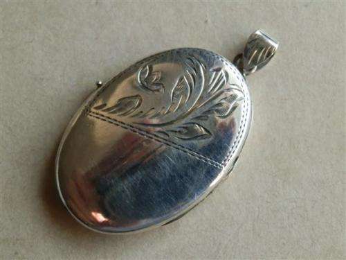 Exquisite vintage solid sterling silver oval locket pendant -  weight 7.16 g. g.