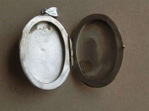 Exquisite vintage solid sterling silver oval locket pendant -  weight 7.16 g. g.