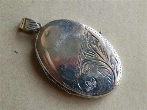 Exquisite vintage solid sterling silver oval locket pendant -  weight 7.16 g. g.