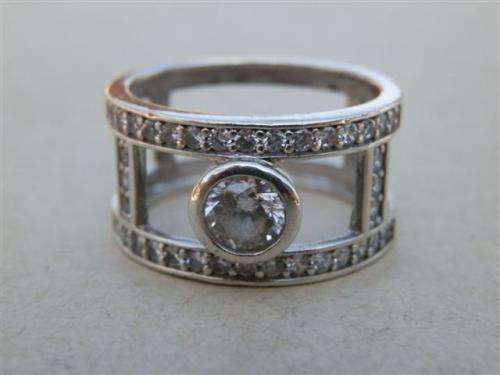 Stunning solid sterling silver ring - weight 4.8 g.