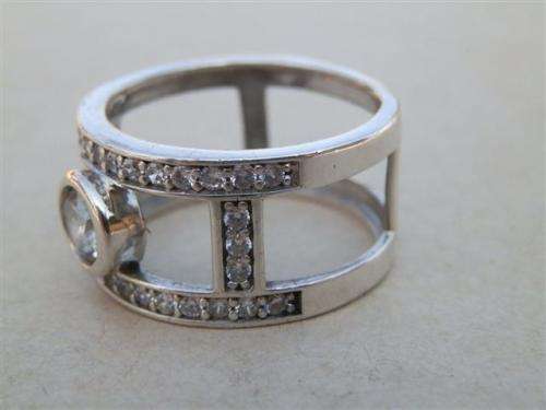 Stunning solid sterling silver ring - weight 4.8 g.