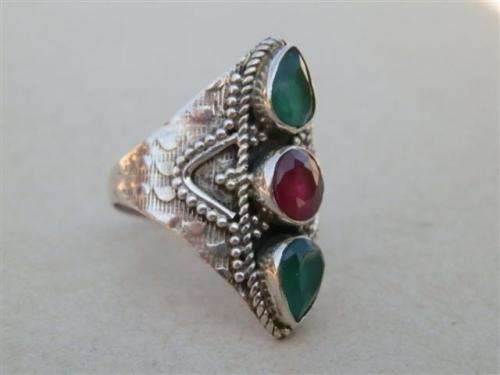 Astonishing solid sterling silver natural ruby and emerald ring - weight 4.4 g.