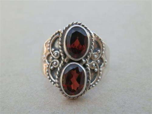 Exquisite solid sterling silver natural garnet ring - weight 3.6 g.