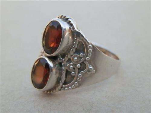 Exquisite solid sterling silver natural garnet ring - weight 3.6 g.